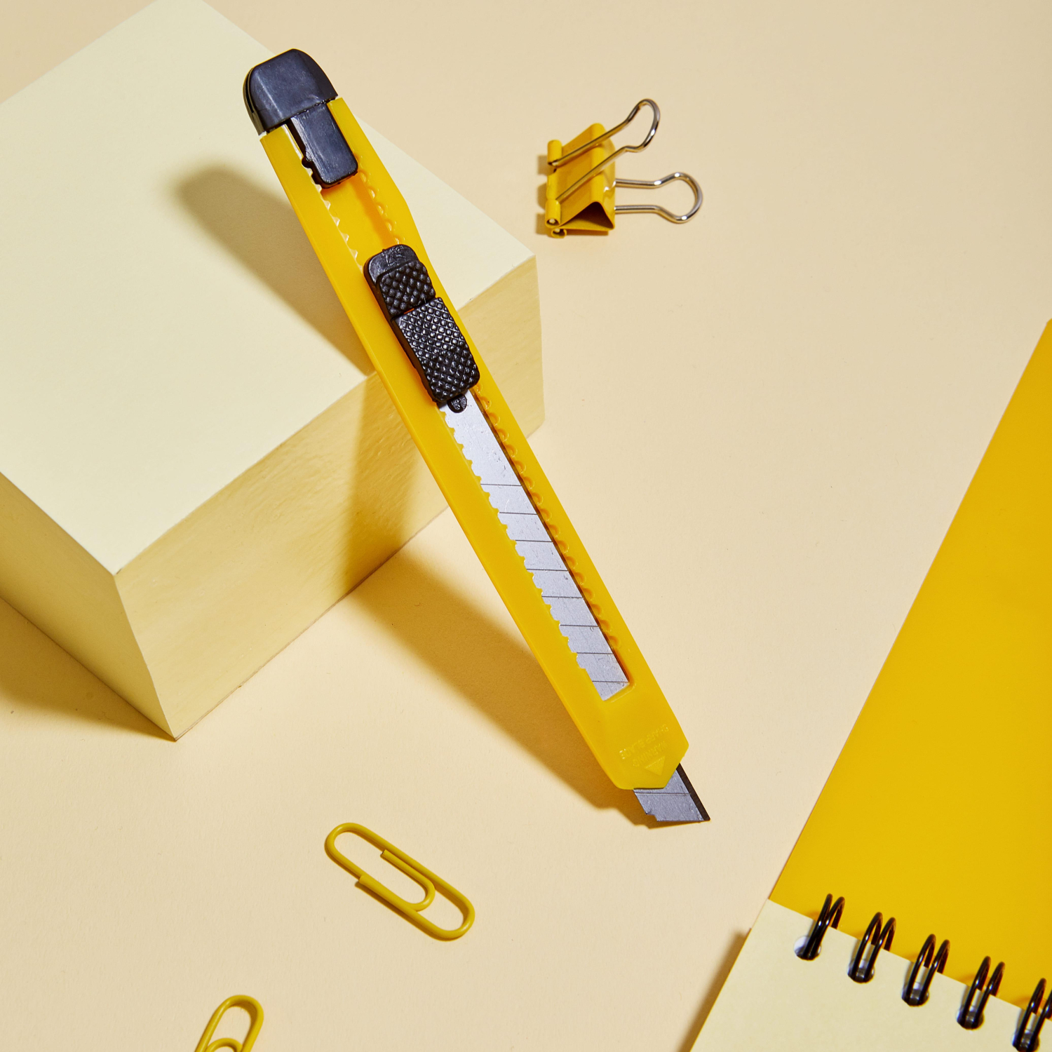 Нож канцелярский 9мм  Attache с фиксатором, полибег, цв.в ассорт. - фото 10