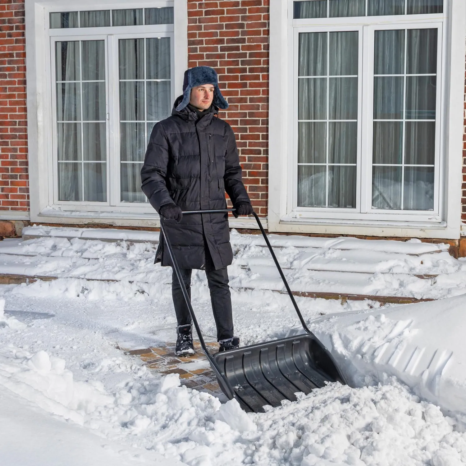 Движок для уборки снега пластик 690х470х1420мм стальн рукоят Сибртех 61642 - фото 8