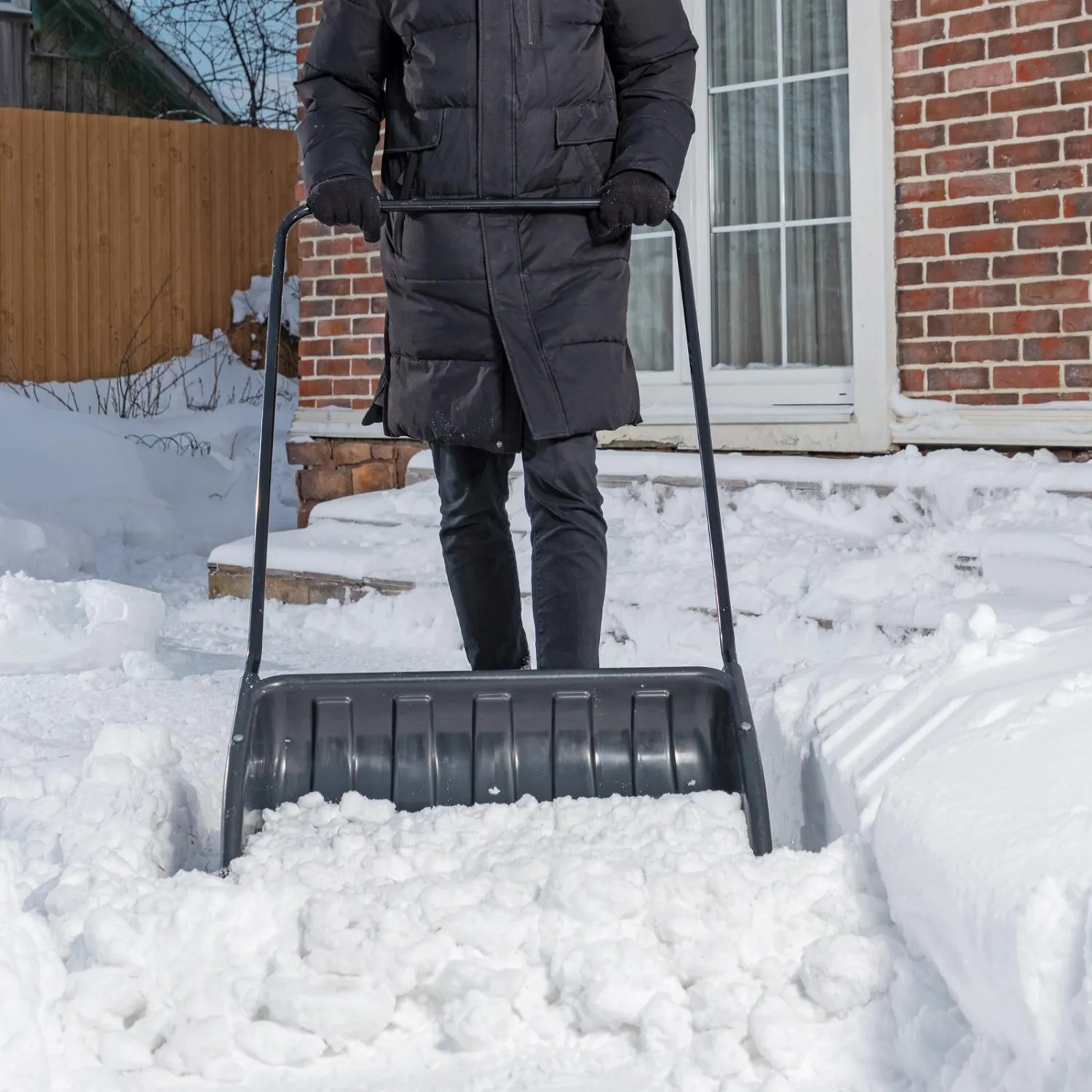 Движок для уборки снега пластик 690х470х1420мм стальн рукоят Сибртех 61642 - фото 9