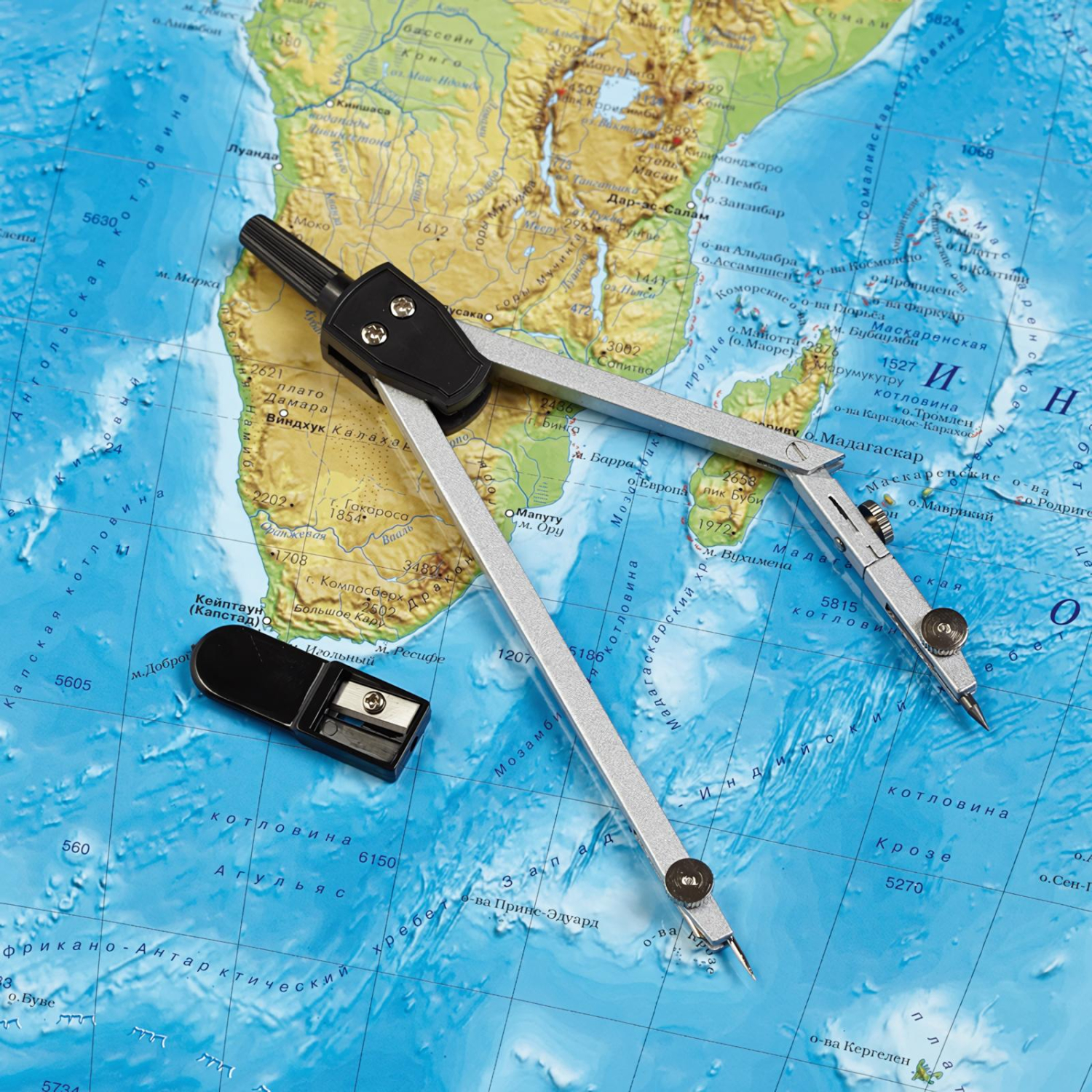 Готовальня Attache циркуль 140 мм, точилка, в пластиковом пенале S03002E - фото 2