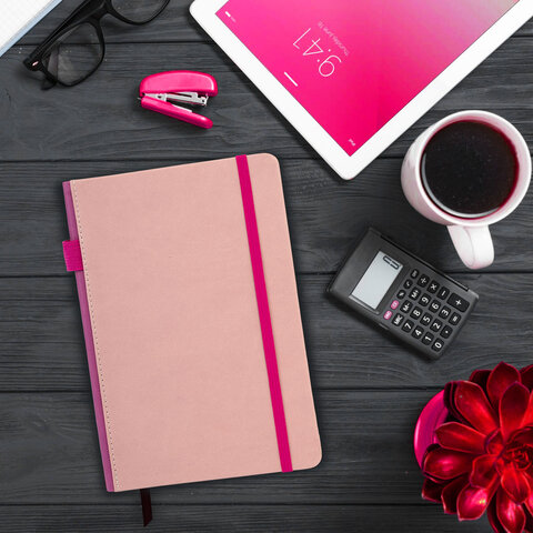 Блокнот А5 135x212 мм BRAUBERG "Edge", под кожу, резинка, держатель, 80 л., клетка, розовый, 117148 - фото 6