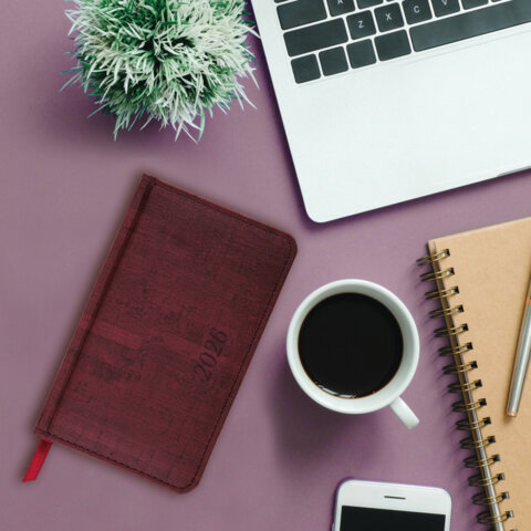 Еженедельник датированный 2026 МАЛЫЙ ФОРМАТ 95х155 мм, А6, BRAUBERG "Wood", под кожу, бордо, 117196 - фото 5