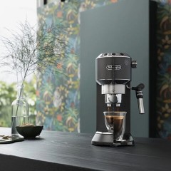 Кофеварка рожковая DELONGHI Dedica EC685.BK, 1350 Вт, объем 1,1 л, ручной капучинатор, черная Кофеварка рожковая DELONGHI Dedica EC685.BK, 1350 Вт, объем 1,1 л, ручной капучинатор, черная - фото 13