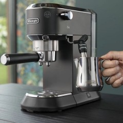 Кофеварка рожковая DELONGHI Dedica EC685.BK, 1350 Вт, объем 1,1 л, ручной капучинатор, черная Кофеварка рожковая DELONGHI Dedica EC685.BK, 1350 Вт, объем 1,1 л, ручной капучинатор, черная - фото 8